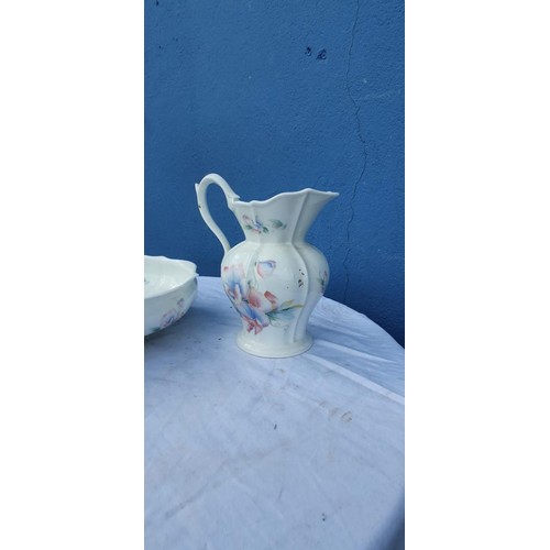 315 - AN AYNSLEY JUG AND BOWL