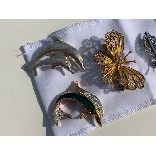 245 - 7 ASSORTED BROOCHES