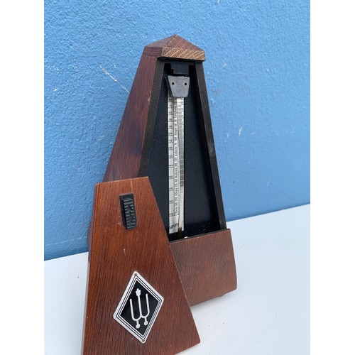 357 - LARGE VINTAGE METRONOME IN PERFECT WORKING ORDER