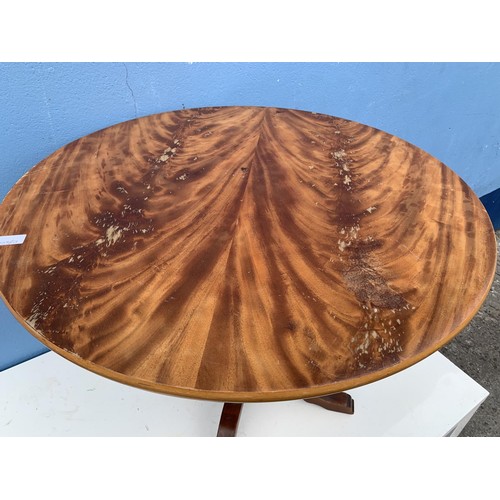 26 - A CIRCULAR WALNUT PEDESTAL TABLE (SLIGHT MARKS)