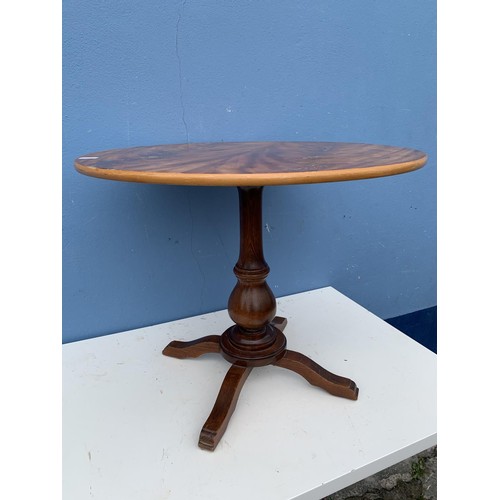 26 - A CIRCULAR WALNUT PEDESTAL TABLE (SLIGHT MARKS)