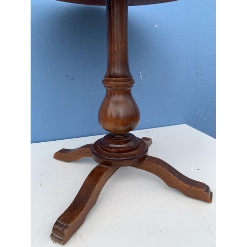 26 - A CIRCULAR WALNUT PEDESTAL TABLE (SLIGHT MARKS)