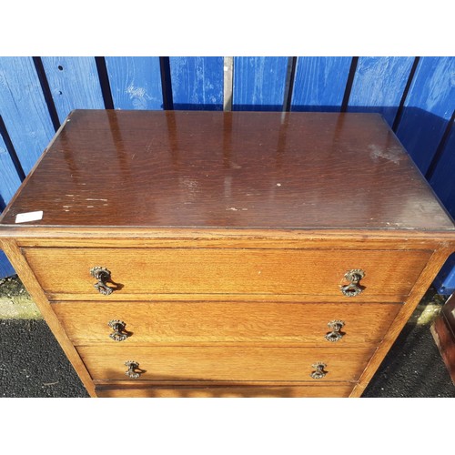 6 - A VINTAGE OAK 4 DRAWER CHEST OF DRAWERS