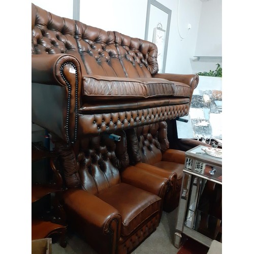 36 - A DEEP BUTTON BACK BROWN LEATHER SUITE WITH A RECLINER CHAIR