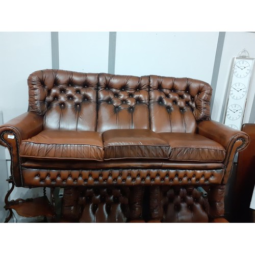 36 - A DEEP BUTTON BACK BROWN LEATHER SUITE WITH A RECLINER CHAIR