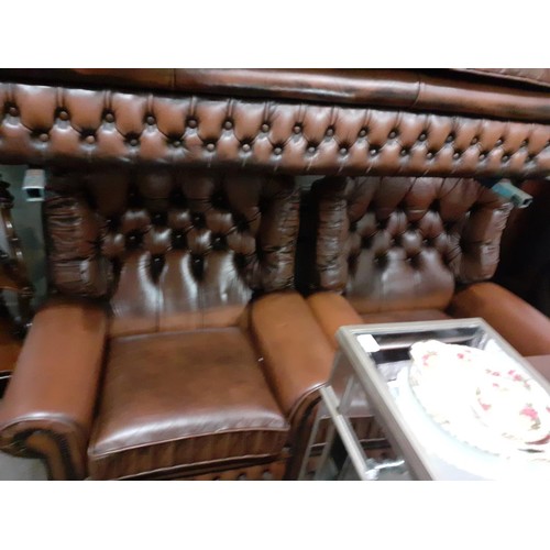 36 - A DEEP BUTTON BACK BROWN LEATHER SUITE WITH A RECLINER CHAIR