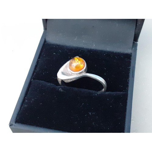 219 - AN AMBER SET RING SIZE P/Q