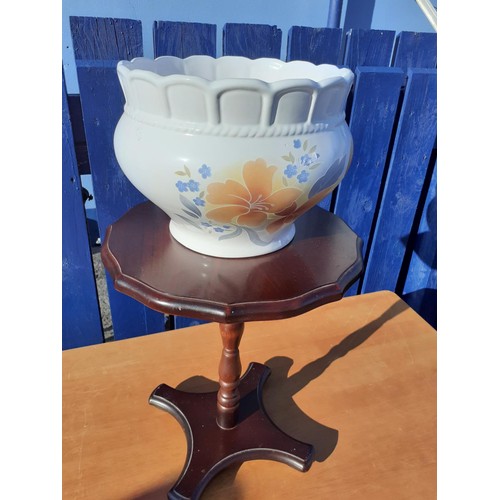 124 - A MAHOGANY TORCHERE AND JARDINERE