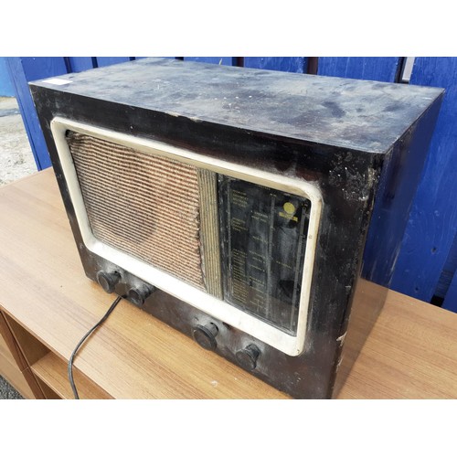 141 - A VINTAGE RADIO