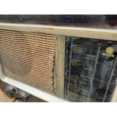141 - A VINTAGE RADIO