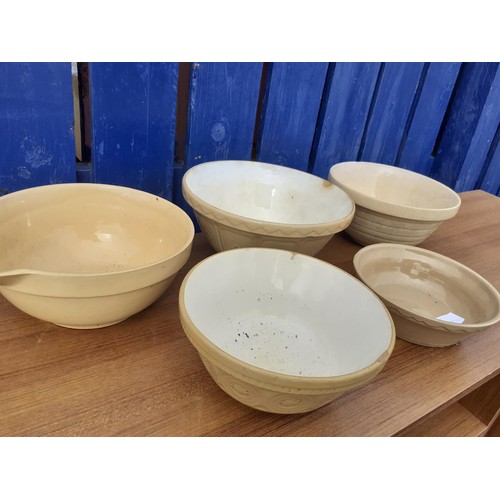 148 - A MIXED LOT OF BAKING BOWLS