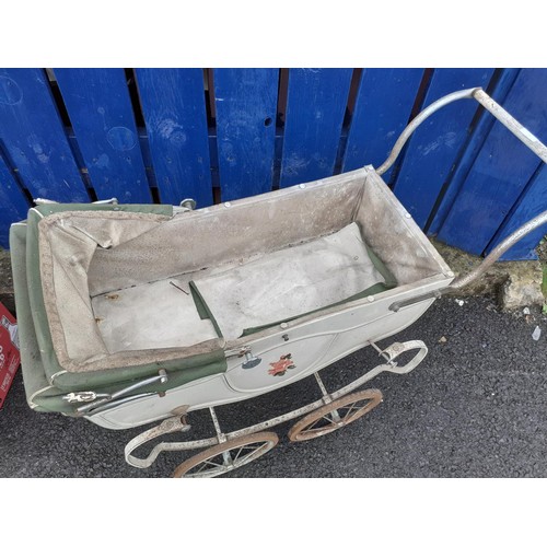 158 - AN OLD TINPLATE DOLLS PRAM REQUIRES 2 BOLTS