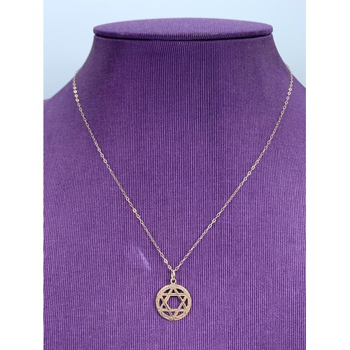 240 - A 9ct GOLD STAR OF DAVID ON 9ct GOLD CHAIN 1.2grms