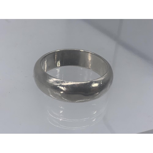 272 - A GENTS SILVER WEDDING BAND