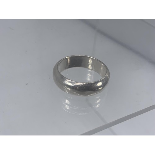 272 - A GENTS SILVER WEDDING BAND