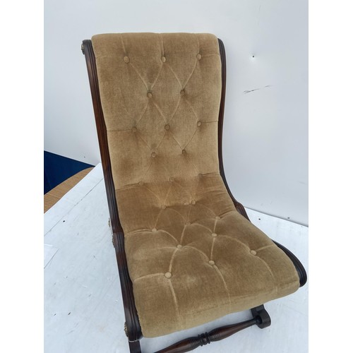 31 - A REGENCY STYLE BUTTON CHAIR