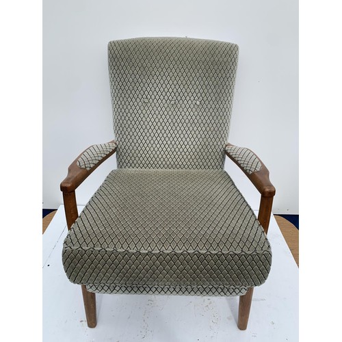 110 - A DEEP BUTTON PARKER KNOLL ARMCHAIR WITH PADS TO ARMS