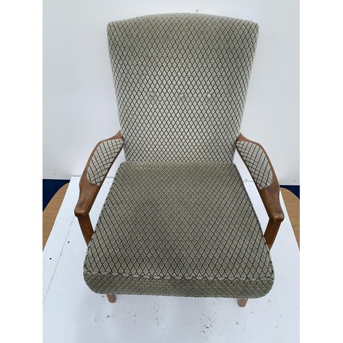 110 - A DEEP BUTTON PARKER KNOLL ARMCHAIR WITH PADS TO ARMS