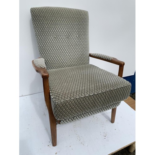 110 - A DEEP BUTTON PARKER KNOLL ARMCHAIR WITH PADS TO ARMS