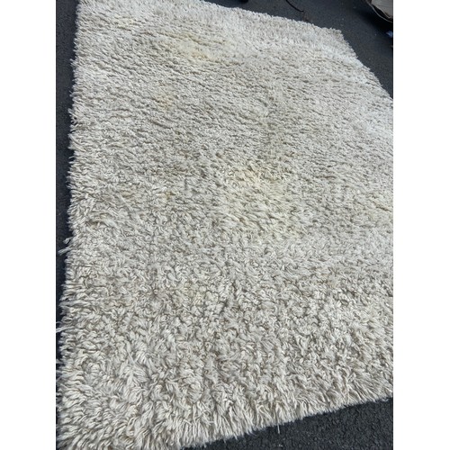 138 - A LARGE WOOLEN RUG 92X69