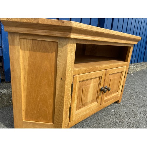 173 - AN OAK CORNER  ENTERTAINMENT UNIT