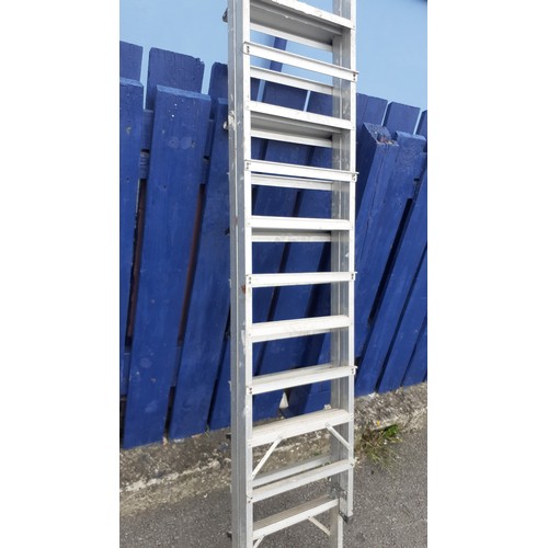 39 - EXTENDING ALUMINIUM LADDERS