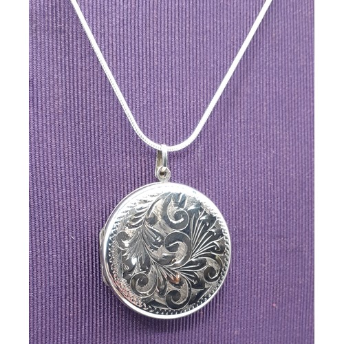 206 - A CIRCULAR SILVER LOCKET ON SILVER CHAIN