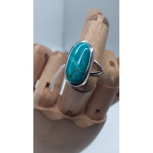 245 - A SILVER AND TURQUOISE RING