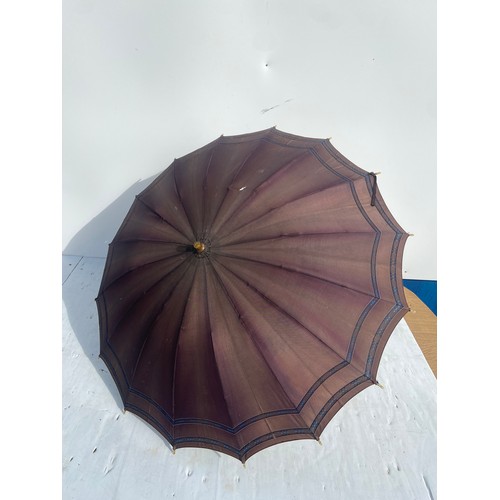 356 - A CHILDS VINTAGE UMBRELLA