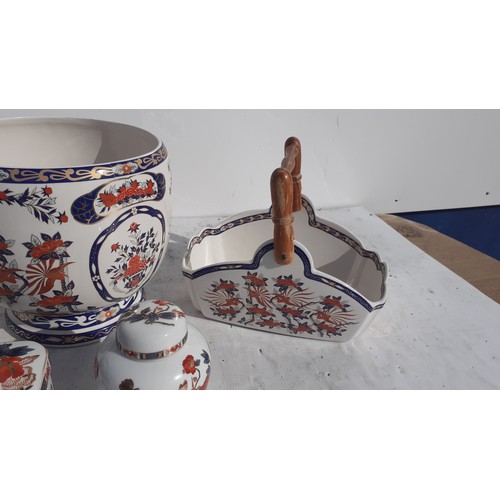 87 - A LOT OF ORIENTAL STYLE PORCELAIN