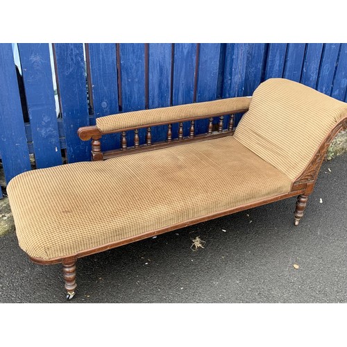 407 - A RIGHT ARMED SCROLL CHAISE LONGUE WITH TURNED SPINDLES AND LEGS