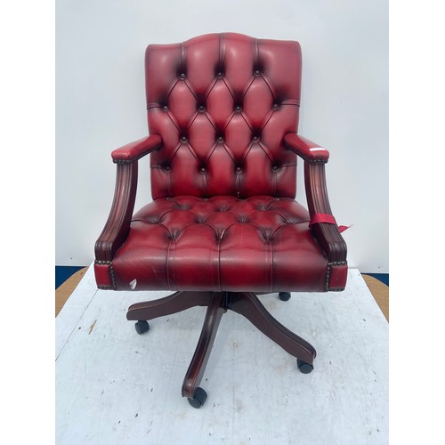 417 - A DEEP BUTTON RED LEATHER CAPTAINS/DESK CHAIR