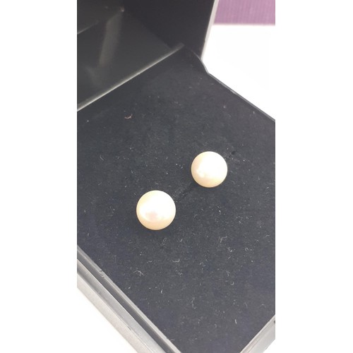 601 - A PAIR OF 9ct GOLD PEARL EARRINGS