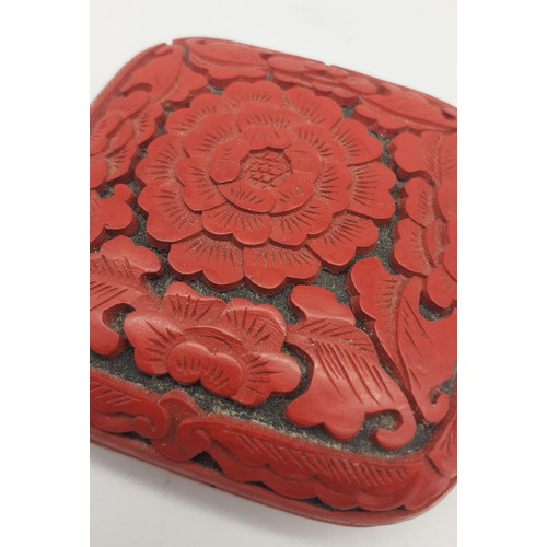 618 - A CHINESE CINNABAR LAQURED BOX DEPICTING ENGLISH ROSE AND ACORN LEAVES