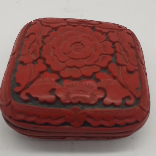 618 - A CHINESE CINNABAR LAQURED BOX DEPICTING ENGLISH ROSE AND ACORN LEAVES