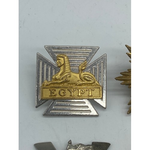 622 - 4 ARMY CAP BADGE