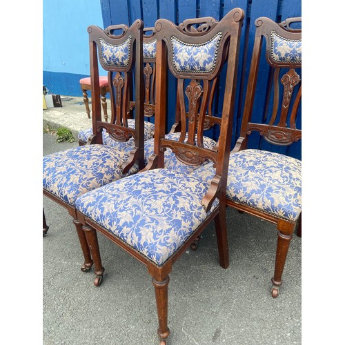 432 - 5 VICTORIAN WALNUT CARVED BACK DINING CHAIRS IN A BLUE AND GILT MATERIAL