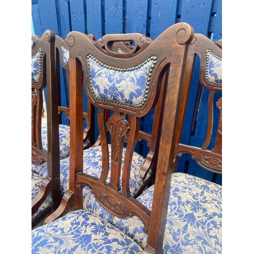 432 - 5 VICTORIAN WALNUT CARVED BACK DINING CHAIRS IN A BLUE AND GILT MATERIAL