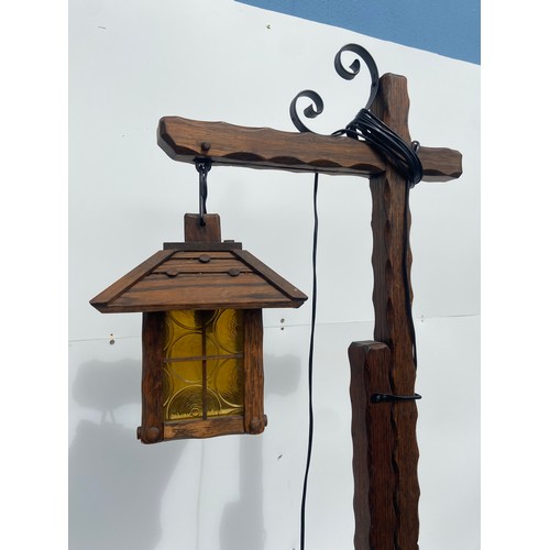 445 - FREE STANDING VINTAGE ADJUSTABLE LANTERN/LAMP IN GOOD CONDITION