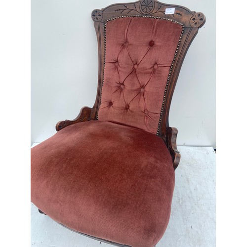 472 - A WALNUT FRAMED DEEP BUTTONED VICTORIAN CHAIR