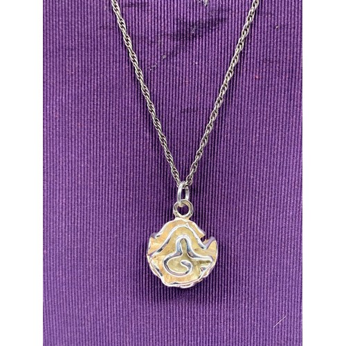 633 - A SILVER FLORAL NECKLACE