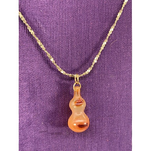 635 - 14K GOLD MOUNTED AGATE PENDANT ON YELLOW METAL CHAIN