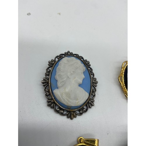 502 - 4 MIXED CAMEO BROOCHES