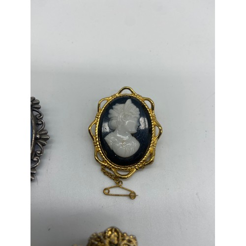 502 - 4 MIXED CAMEO BROOCHES