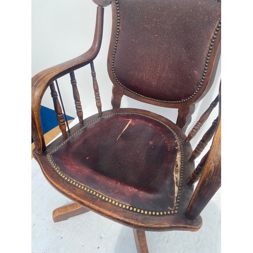 523 - A VICTORIAN OAK FRAMED SWIVEL CAPTAINS/DESK CHAIR