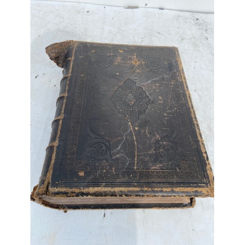 567 - A LARGE FAMILY BIBLE WITH ILLUSTRATIONS