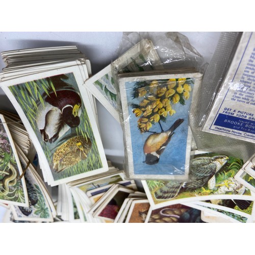 427 - QTY OF CIGARETTE CARDS