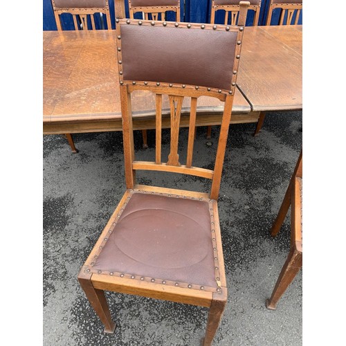 447 - ANTIQUE OAK EXTENDING TABLE WITH 2 EXTRA LEAVES & 6 OAK ARTS & CRAFTS CHAIRS