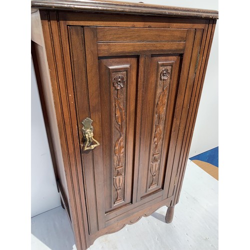 455 - A VICTORIAN POT CUPBOARD WITH CARVED PANEL TO DOOR AND A GALLERY BACK