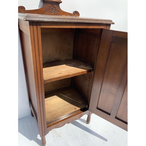 455 - A VICTORIAN POT CUPBOARD WITH CARVED PANEL TO DOOR AND A GALLERY BACK